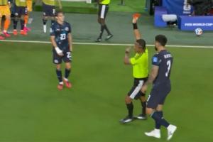 FIFA解释阿尔米隆红牌原因:阿尔米隆与另一球员交谈时捂嘴被罚下