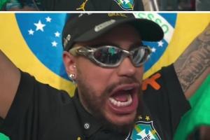 太像了!神似内马尔的球迷现场观战巴西,真的内马尔在房间观战