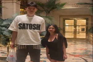 美女博主晒与杨瀚森合影:在其身边我就是个小土豆