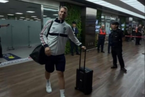 喊破音了!拜仁抵达韩国济州岛,诺伊尔为狂热球迷签名