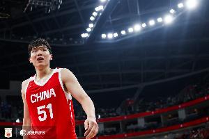 确实帅!杨瀚森世预赛举火烧天单臂暴扣 引美媒转发赞叹