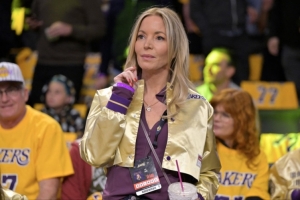 美记:珍妮·巴斯预计代表湖人出席NBA理事会 鲍尔默不会出席