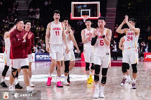 再补一刀!比赛最终比分为中国男篮77-97日本 中国男篮被扣一分