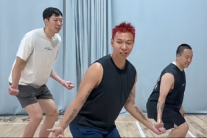 许涛与周琦共创趣味视频:带中国第一中锋学习一下闪身步