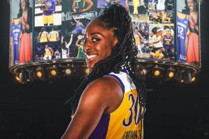 离谱!WNBA火花2分钟连送11分 还嫌不够再吃一T+送的罚球也不要