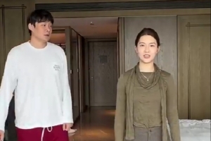 丁彦雨航与妻子练习舞蹈动作:闪身步还能这样玩