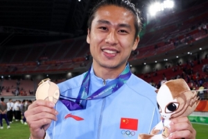 笑容满面!张玉宁社媒晒照:难忘的旅程,我们带着牌回来了!