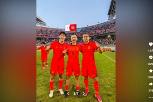 朱辰杰晒超龄球员合照等多图庆祝,汪海健:移动的中国长城