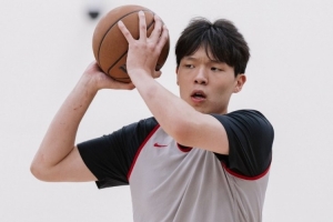 开拓者官方晒训练照:杨瀚森持球发牌 卡尔森迎着克林根单臂炸扣