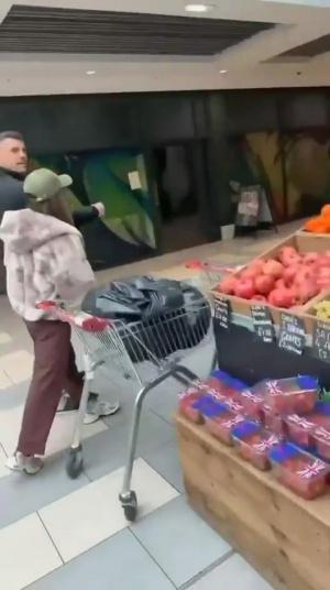 粉丝当街嘲讽扎卡伪造疫苗接种,球员本人情绪激动几欲上前理论