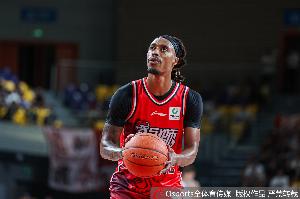 没准星!麦考尔16中4得到16分2板4助 防守端活力不错有5次抢断