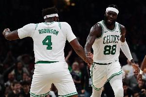 马祖拉称米罗左脚无碍!队记:赛后他在更衣室进行了冰敷